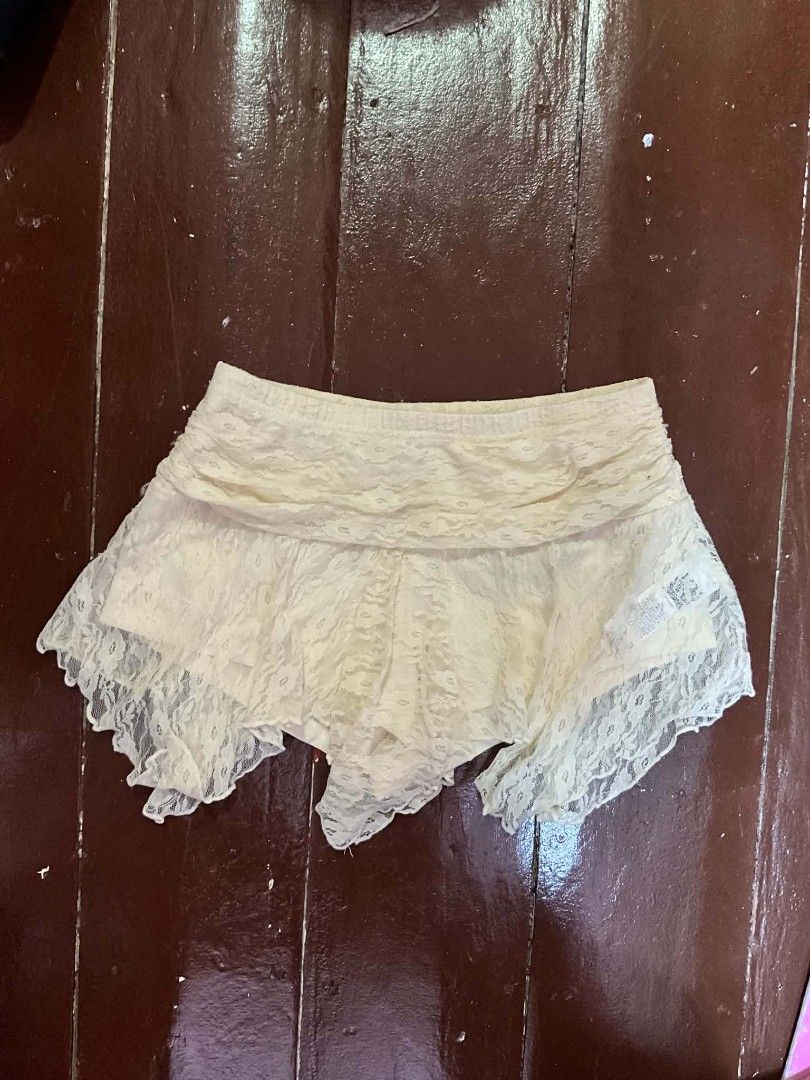 BEACH CUTE MESH BEIGE SKIRT (Category: Skirts) located in Manila. Submitted by zesshian (Listing ID 1465506617, Image 1). Description: -used once -cute skirt -beach skirt -beige skirt -xs to small -pm for ww.