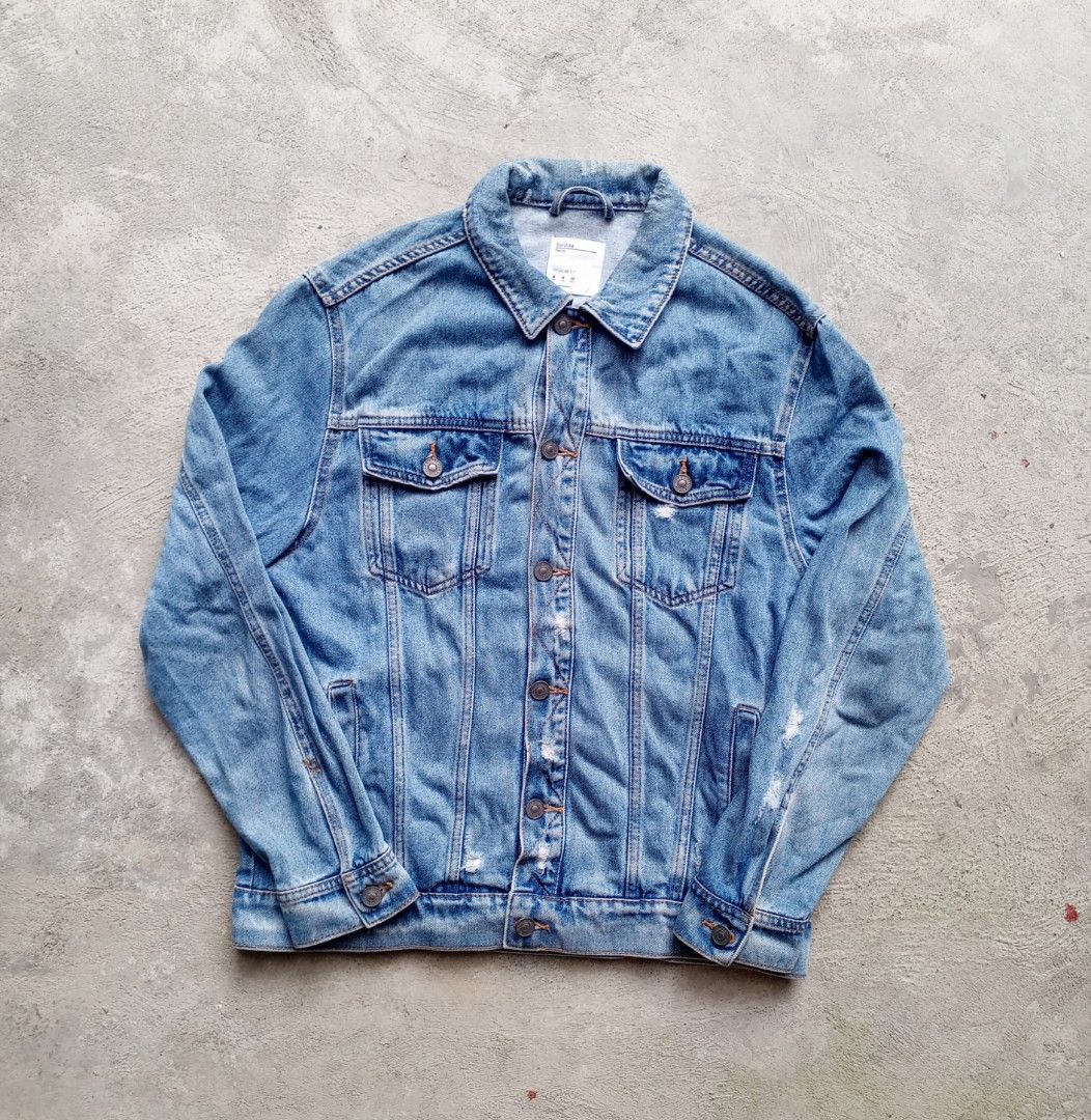 Bershka denim jacket boxy fit (Category: Coats, Jackets and Outerwear) located in Baguio. Submitted by jethrift2600 (Listing ID 1465394922, Image 1). Description: Bershka denim jacket L:28 W:23 negotiable.