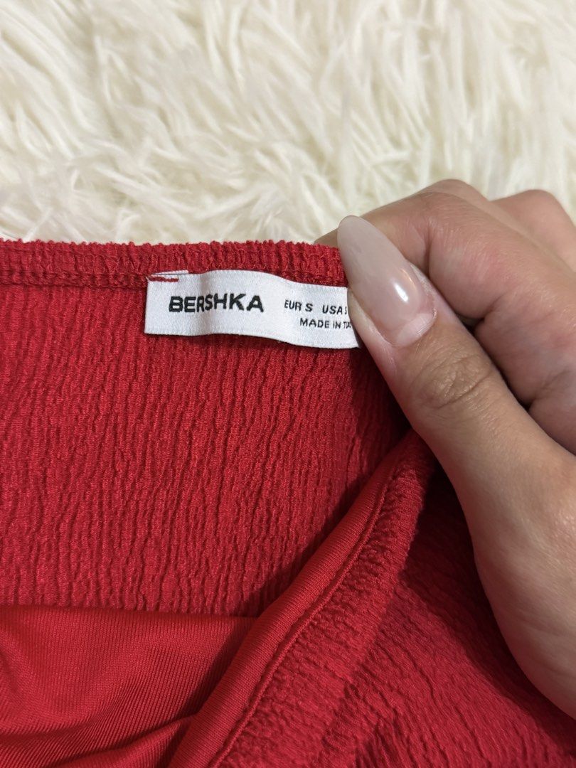 Bershka Red Tube Top (Category: Sleeveless) located in Quezon City. Submitted by jsellingmythings (Listing ID 1465393286, Image 2). Description: Size: Small Only used once! RFS: Needed for an event lang.