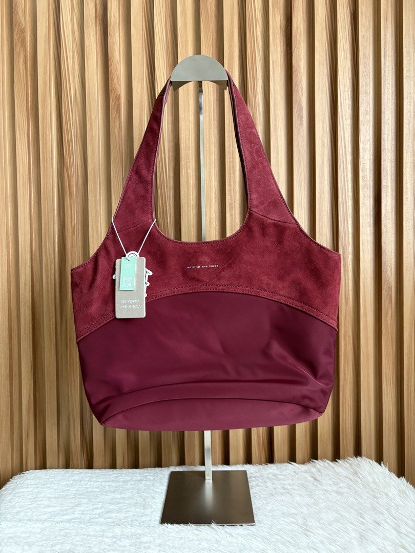 BEYOND THE VINES SMALL STUDIO TOTE IN MAROON/COBALT (Category: Tote Bags) located in Imus. Submitted by dumpitlikeaqueen (Listing ID 1465428402, Image 1). Description: • With tags & dust bag • Original Price: 4,690php • Open for layaway • Instagram Shop: @dumpitlikeaqueen.