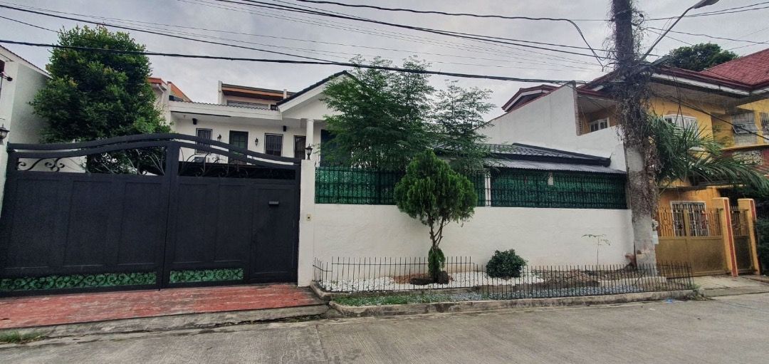 Bgc afpovai phase 5 full house (Category: House & Lot) located in Manila. Submitted by eric_afpovai (Listing ID 1465414116, Image 1). Description: 5 Mins from BGC Way bigger than a Condo Quiet Village -3BR with 4CR -Separate office area -maids + drivers quarter w/cr -semi furnished inverter ref, aircon, new mattresses.