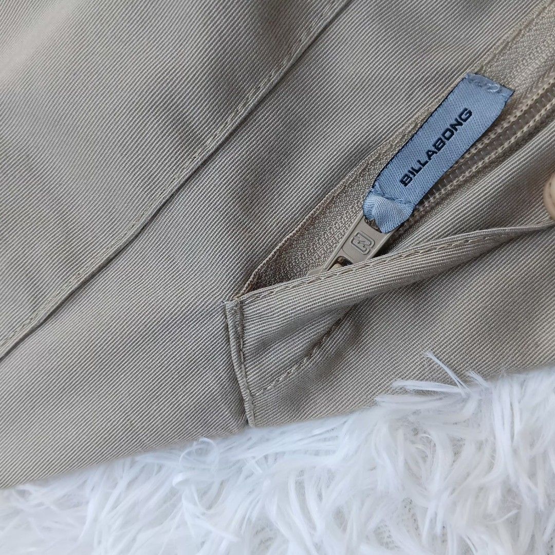 Billabong Beige Cargo Shorts Size 34 (Category: Shorts) located in Gattaran. Submitted by thrift_wiseph (Listing ID 1465484499, Image 3). Description: Billabong khaki beige cargo shorts, size 34. Made from 65% polyester and 35% cotton blend. Built-in black adjustable belt with buckle closure. Multiple pockets including zippered side pockets and branded logo tags. Classic skate surf style..