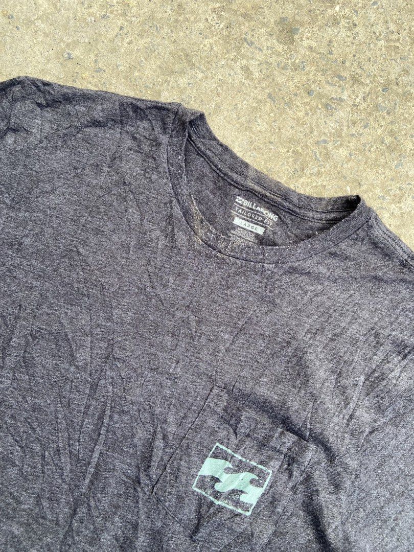 BILLABONG SEA WAVE LOGO POCKET TEE (Category: Tshirts & Polo Shirts ) located in Davao. Submitted by re.wornn (Listing ID 1465479884, Image 3). Description: •LARGE W19 L27 •LITTLE FADE NECK PART •STILL IN EXCELLENT CONDITION 🏷️380 ADD SHIP 📩DM.