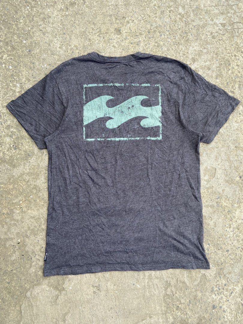 BILLABONG SEA WAVE LOGO POCKET TEE (Category: Tshirts & Polo Shirts ) located in Davao. Submitted by re.wornn (Listing ID 1465479884, Image 2). Description: •LARGE W19 L27 •LITTLE FADE NECK PART •STILL IN EXCELLENT CONDITION 🏷️380 ADD SHIP 📩DM.