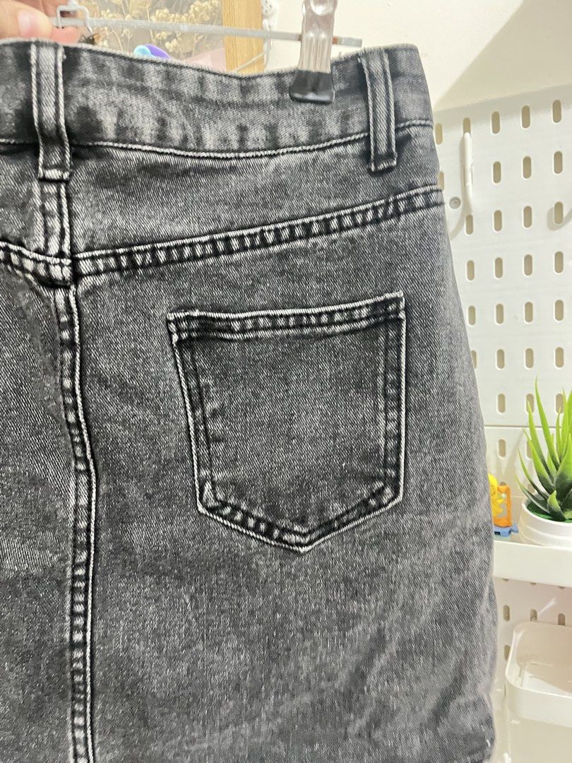 Black Clean Cut Denim Skirt (Category: Skirts) located in Bacoor. Submitted by lemonsandmelons (Listing ID 1465389074, Image 3). Description: Fits 26 to 27 With inner Shorts.