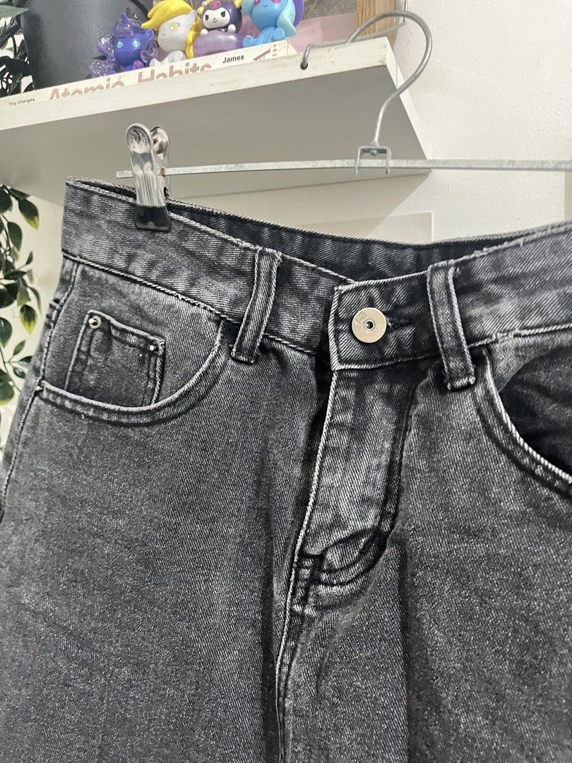 Black Clean Cut Denim Skirt (Category: Skirts) located in Bacoor. Submitted by lemonsandmelons (Listing ID 1465389074, Image 2). Description: Fits 26 to 27 With inner Shorts.