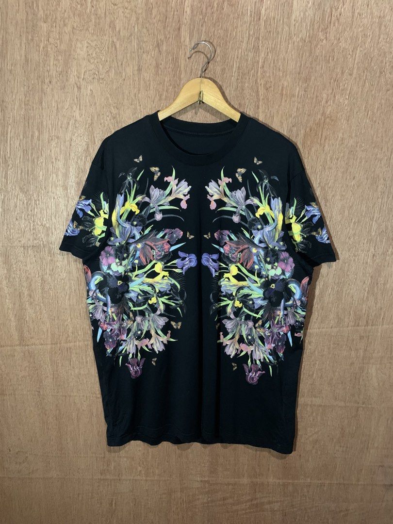 Black Floral Graphic Print T-Shirt (Category: Shirts) located in Tacurong. Submitted by ljsthrift (Listing ID 1465463821, Image 1). Description: - Color: Black - Fit: Standard fit with crew neck - Design: Detailed botanical and snake graphic print down the front - Material: 100% soft cotton, made in Portugal - Care: Machine washable.