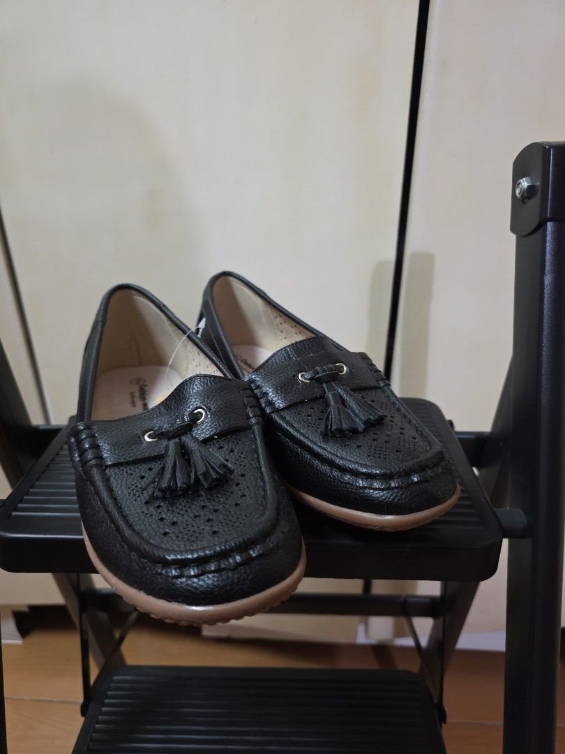 Black Loafers (Category: Loafers) located in Quezon City. Submitted by buysophie (Listing ID 1465400648, Image 1). Description: cushion-walk size 39.