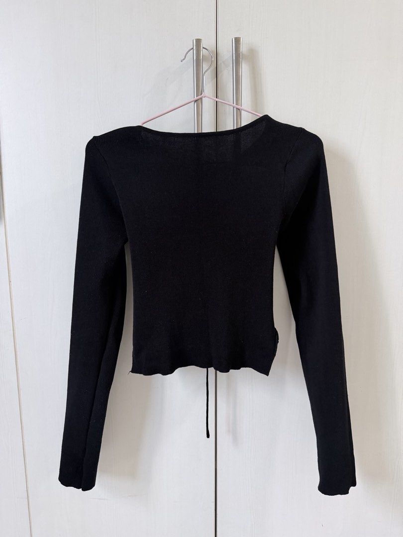 Black Long Sleeve Open Back Tie Crop Top (Category: Longsleeves) located in Manila. Submitted by rhei.preloved (Listing ID 1465418347, Image 3). Description: GOOD AS NEW, NO ISSUE ‼️.