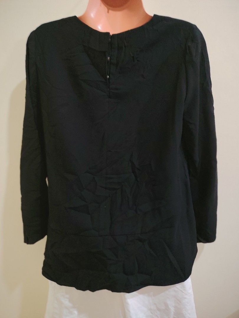 Black Long Sleeve Top Blouse Round Neck (Category: Longsleeves) located in Quezon City. Submitted by timelesstreasure117 (Listing ID 1465552757, Image 2). Description: Can fit from small to large Good condition. Premium quality. Snap button detail at the back. ₱70 Bundle with my other top listings to get discount 5 for ₱300 10 for ₱500 Buyer books courier of choice Payment via gcash or paymaya.