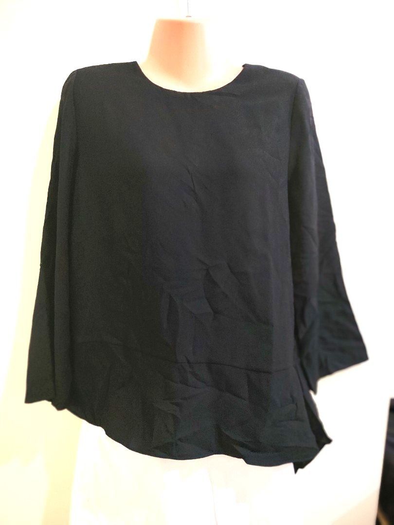Black Long Sleeve Top Blouse Round Neck (Category: Longsleeves) located in Quezon City. Submitted by timelesstreasure117 (Listing ID 1465552757, Image 1). Description: Can fit from small to large Good condition. Premium quality. Snap button detail at the back. ₱70 Bundle with my other top listings to get discount 5 for ₱300 10 for ₱500 Buyer books courier of choice Payment via gcash or paymaya.