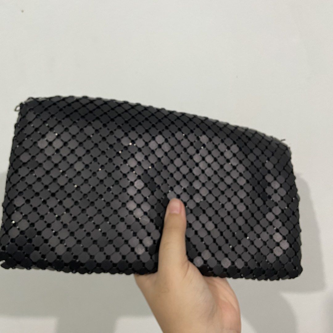 Black mesh chainmail clutch evening bag (Category: Clutches) located in Las Pinas. Submitted by archivedfinds (Listing ID 1465519577, Image 2). Description: - Note: one tile missing from the flap edge. Not noticeable but please be aware. Stunning black clutch featuring trendy interlocking mesh tiles - Secure magnetic snap closure at the front center - Smooth fabric lining inside the flap and main compartment - Slim rectangular design that easily 