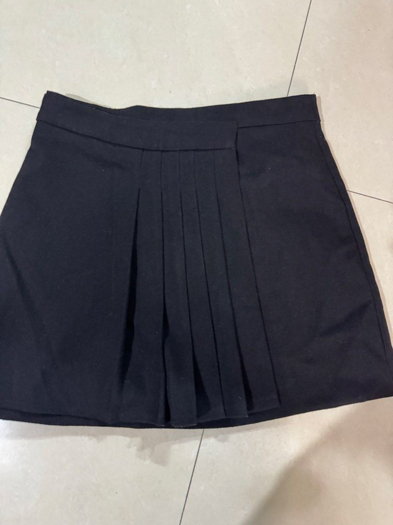 Black Pleated Skort (Category: Skirts) located in Quezon City. Submitted by sweetlyluxe (Listing ID 1465492113, Image 2). Description: - cute skort for night outs, office, corporate, cosplay - high quality heavy fabric.