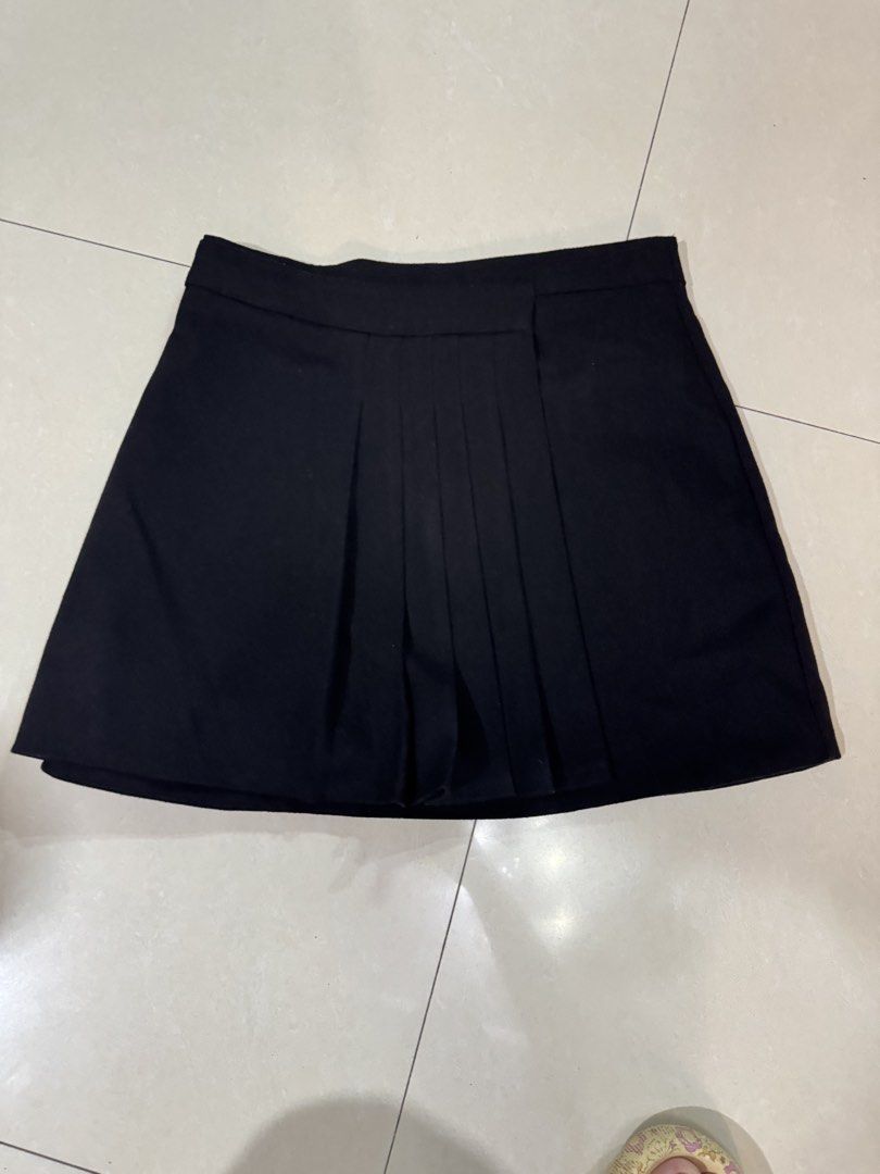 Black Pleated Skort (Category: Skirts) located in Quezon City. Submitted by sweetlyluxe (Listing ID 1465492113, Image 1). Description: - cute skort for night outs, office, corporate, cosplay - high quality heavy fabric.