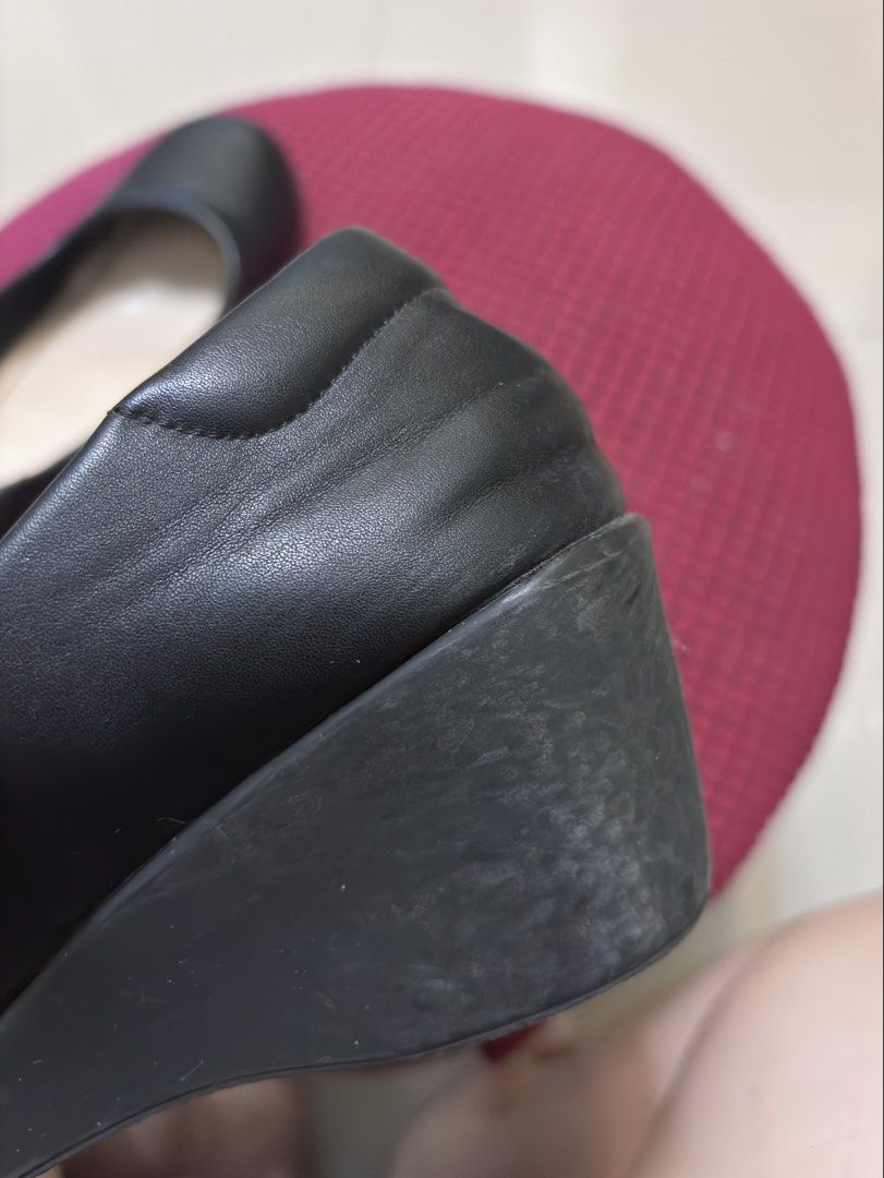 Black School Shoes (Category: Shoe inserts) located in Manila. Submitted by niellaeun (Listing ID 1465560552, Image 3). Description: Original Prize: 1,699 Perfect for everyday use in school Has minor dents on the back of the shoes (see pictures) Size: EUR 39 US 8 RFS: Decluttering .
