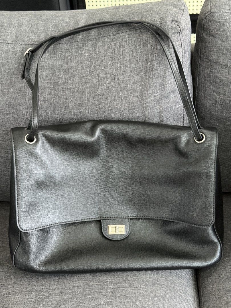 Black Shoulder Crossbody Bag (Category: Shoulder Bags) located in Quezon City. Submitted by MissusB (Listing ID 1465427043, Image 1). Description: Leather. Soft Flap bag NO BRAND Alam nyo na anong look peg nito LARGE, 40cm length. Kasya 13in mac air sa slot sa likod ng inside flap. May dedicated sya - Style: Black textured leather shoulder bag with a structured flap - Hardware: Silver-tone twist lock and metal strap rings - Strap: Long and adjust