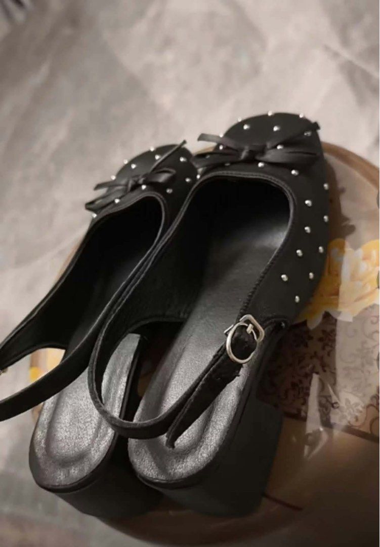 Black Slingback Heels With Bow and Studs Square Toe (Category: Heels) located in Mandaluyong City. Submitted by bayline999 (Listing ID 1465396811, Image 2). Description: available sizes: 35-40 .