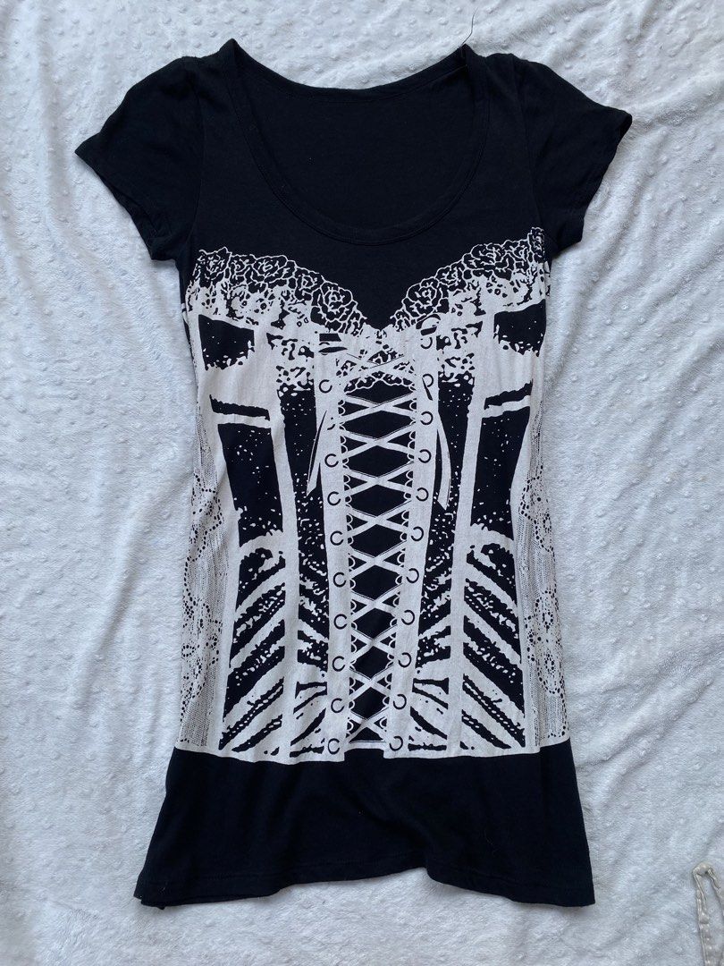 black tee w printed shite corset (Category: Shirts) located in Manila. Submitted by oddearth_bc6529 (Listing ID 1465417268, Image 1). Description: .