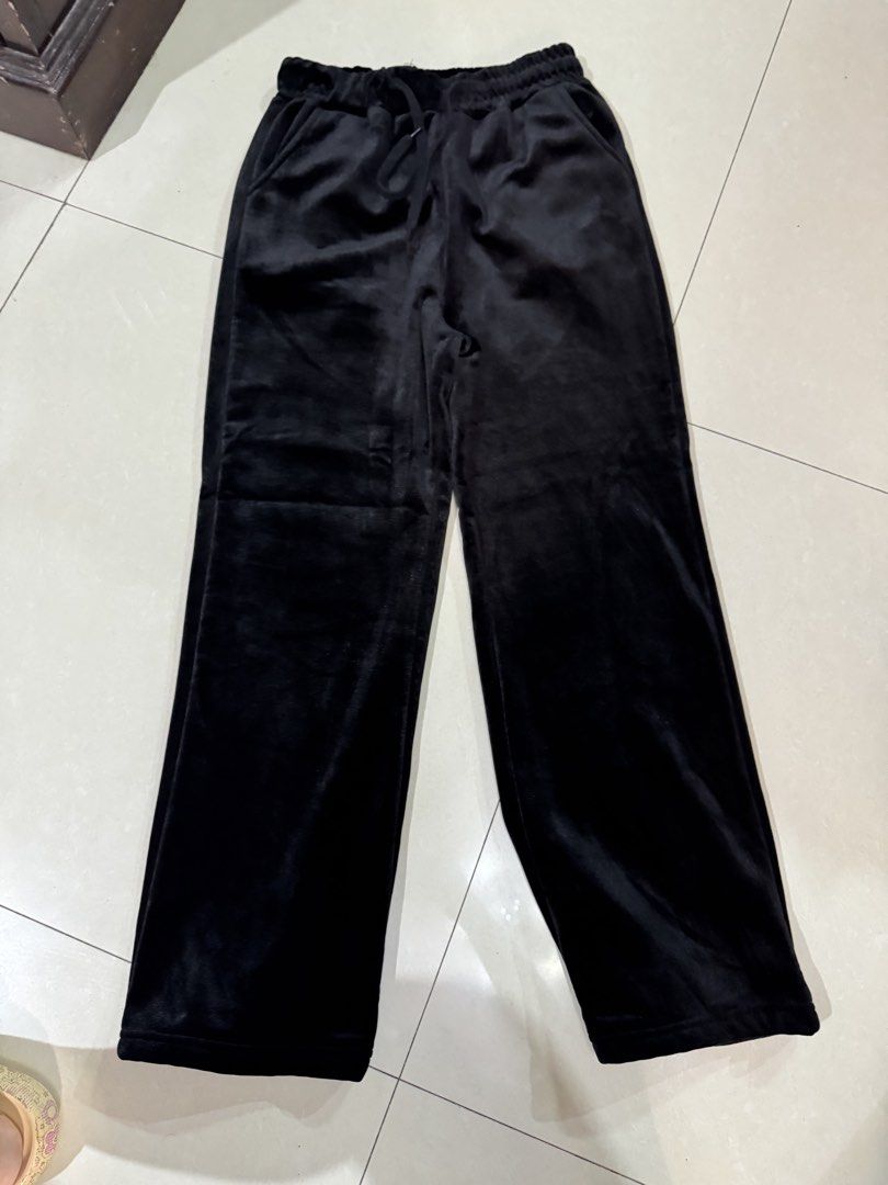 Black Velvet Stretchable Joggers (Category: Other Bottoms) located in Quezon City. Submitted by sweetlyluxe (Listing ID 1465488754, Image 1). Description: - Size: XL but runs small - Color: Black - Material: Super soft velour fabric - Fit: Loose and comfortable - Features: Stretchy elastic waistband, adjustable drawstring, and functional side pockets - Perfect for: Lounging at home or quick errands or airport outfit.