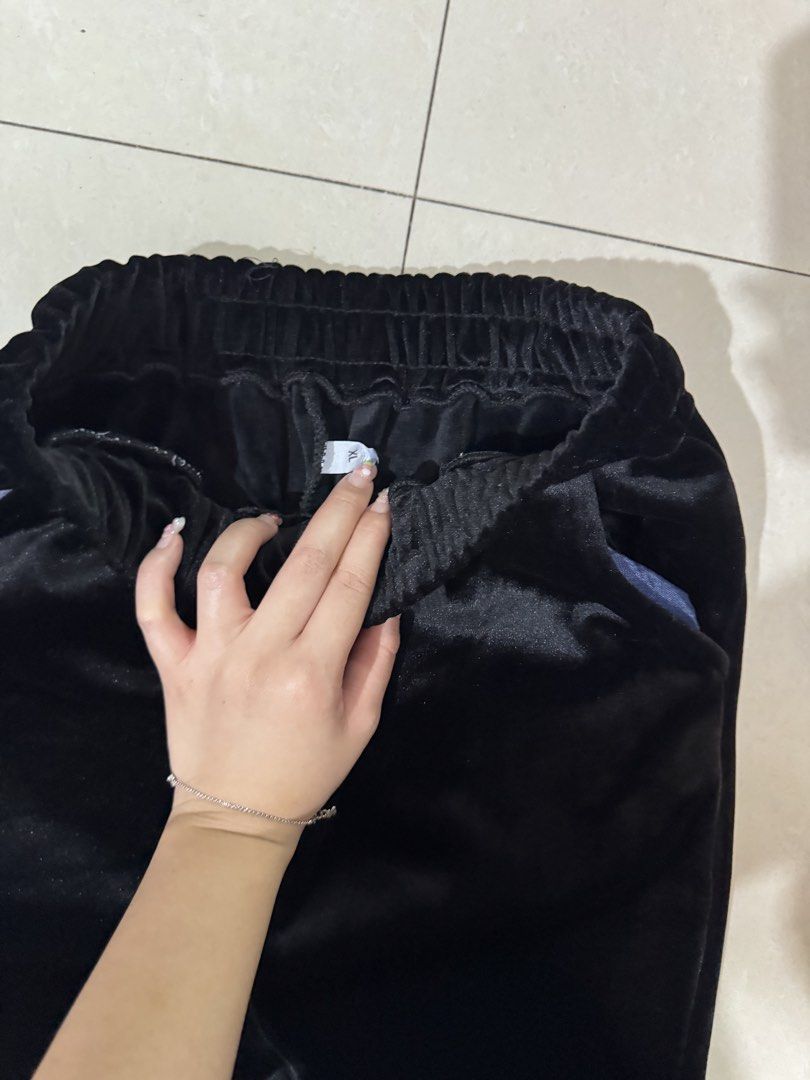 Black Velvet Stretchable Joggers (Category: Other Bottoms) located in Quezon City. Submitted by sweetlyluxe (Listing ID 1465488754, Image 3). Description: - Size: XL but runs small - Color: Black - Material: Super soft velour fabric - Fit: Loose and comfortable - Features: Stretchy elastic waistband, adjustable drawstring, and functional side pockets - Perfect for: Lounging at home or quick errands or airport outfit.