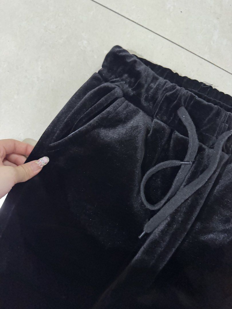 Black Velvet Stretchable Joggers (Category: Other Bottoms) located in Quezon City. Submitted by sweetlyluxe (Listing ID 1465488754, Image 2). Description: - Size: XL but runs small - Color: Black - Material: Super soft velour fabric - Fit: Loose and comfortable - Features: Stretchy elastic waistband, adjustable drawstring, and functional side pockets - Perfect for: Lounging at home or quick errands or airport outfit.