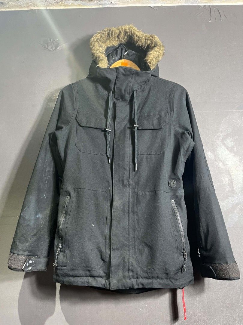 black Volcom Shadow Insulated Jacket (Category: Coats, Jackets and Outerwear) located in Bacolod City. Submitted by thriftedlifestore (Listing ID 1465386857, Image 1). Description: Fit to Medium to Semi Large ISSUE: please the last pic Color rate: 8/10( due to issue but not faded) Condition: Excellent.