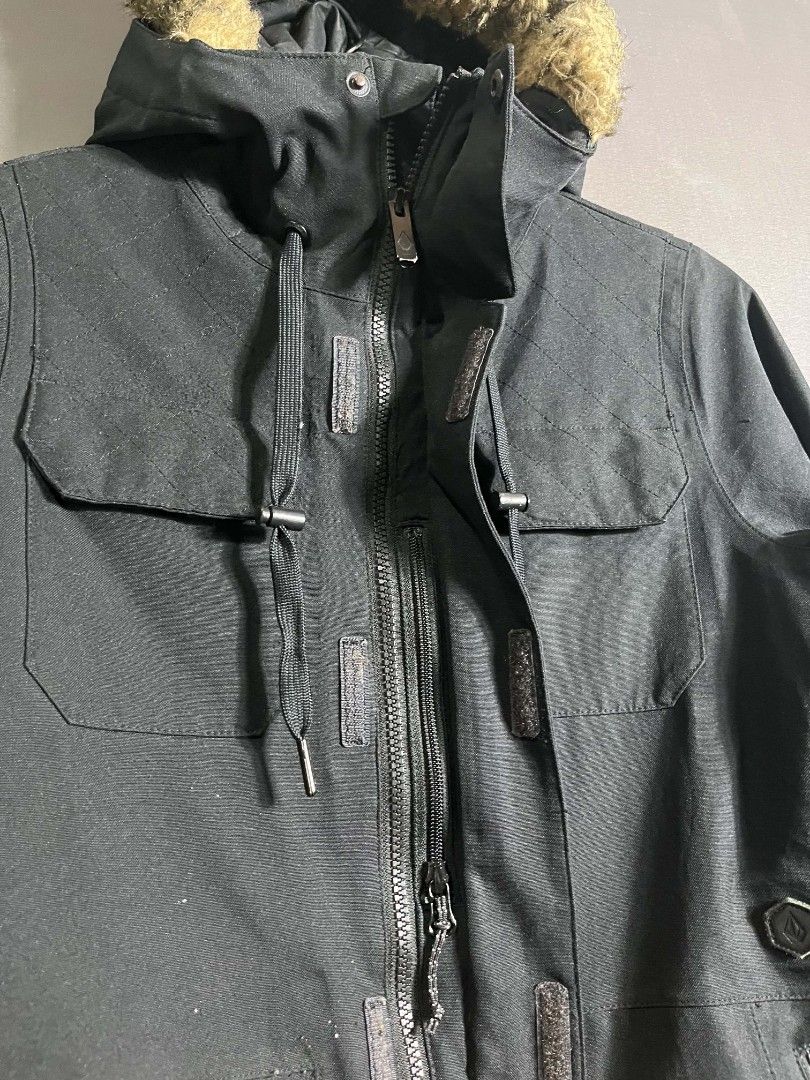 black Volcom Shadow Insulated Jacket (Category: Coats, Jackets and Outerwear) located in Bacolod City. Submitted by thriftedlifestore (Listing ID 1465386857, Image 3). Description: Fit to Medium to Semi Large ISSUE: please the last pic Color rate: 8/10( due to issue but not faded) Condition: Excellent.