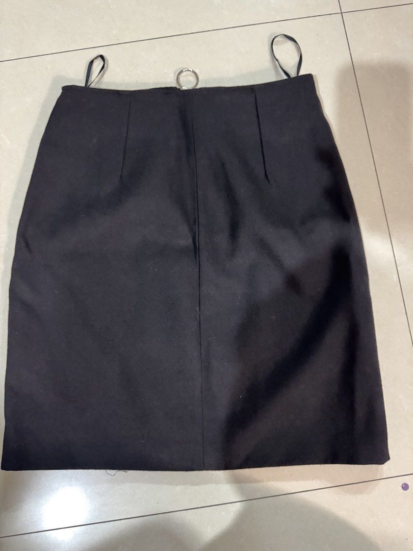 Black Zipper Front Skirt (Category: Skirts) located in Quezon City. Submitted by sweetlyluxe (Listing ID 1465492796, Image 3). Description: - Brand: HANHAO - Size: M - Color: Plain Black - Features: Front zipper with large ring pull, two front patch pockets with flaps, back darts for a flattering shape - Condition: Clean inside lining, brand label intact - Style: Versatile and chic, easy to pair with any top.