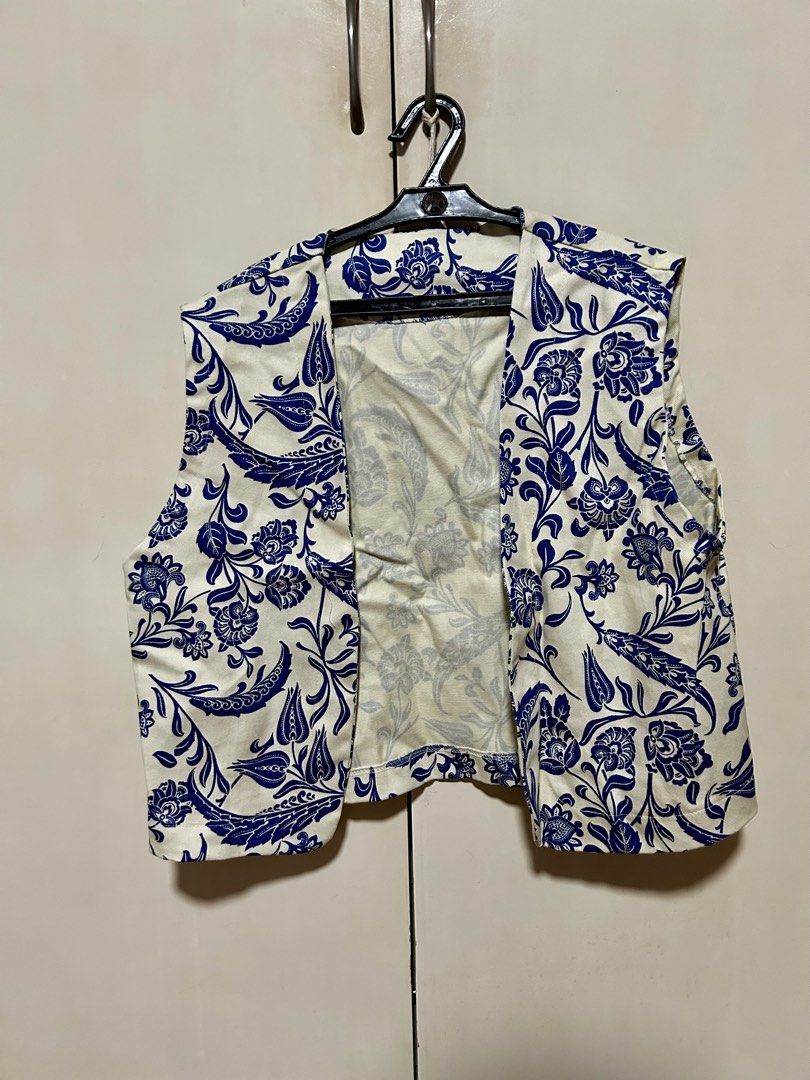 Blue and White Floral Print Vest (Category: Sleeveless) located in Makati City. Submitted by monicavazquez (Listing ID 1465484886, Image 1). Description: Blue and white sleeveless vest featuring an intricate floral and paisley pattern. Lightweight with an open front, perfect for effortless layering over basic tops. Fits standard women's sizes..