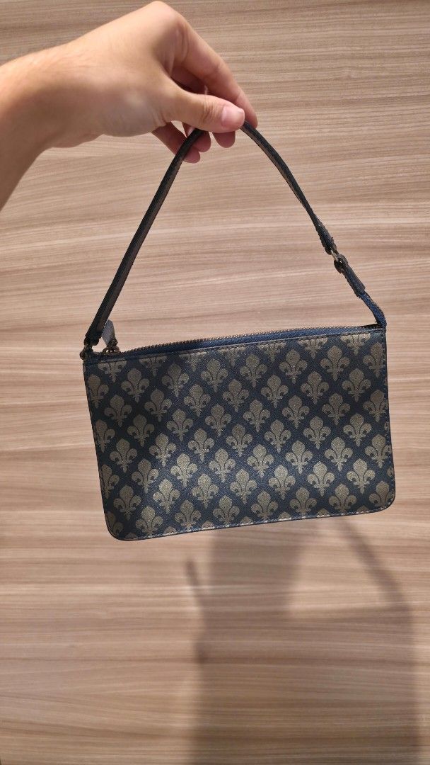 blue printed pouch / hand bag (Category: Shoulder Bags) located in Taguig. Submitted by destash_ (Listing ID 1465399537, Image 1). Description: super tibay and ganda ng leather! for small items only, di kasya phone.