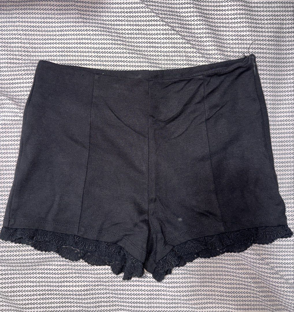 Bongo black lace hem shorts size 7 (Category: Shorts) located in Santa Ana. Submitted by fatikilla (Listing ID 1465432877, Image 1). Description: - Brand: Bongo - Size: 7 - Color: Solid black - Details: Delicate lace trim on bottom hem, structured front seams - Closure: Side zipper - Condition: Excellent pre-loved condition - Perfect for: Casual days out, hanging with friends, or easy styling.