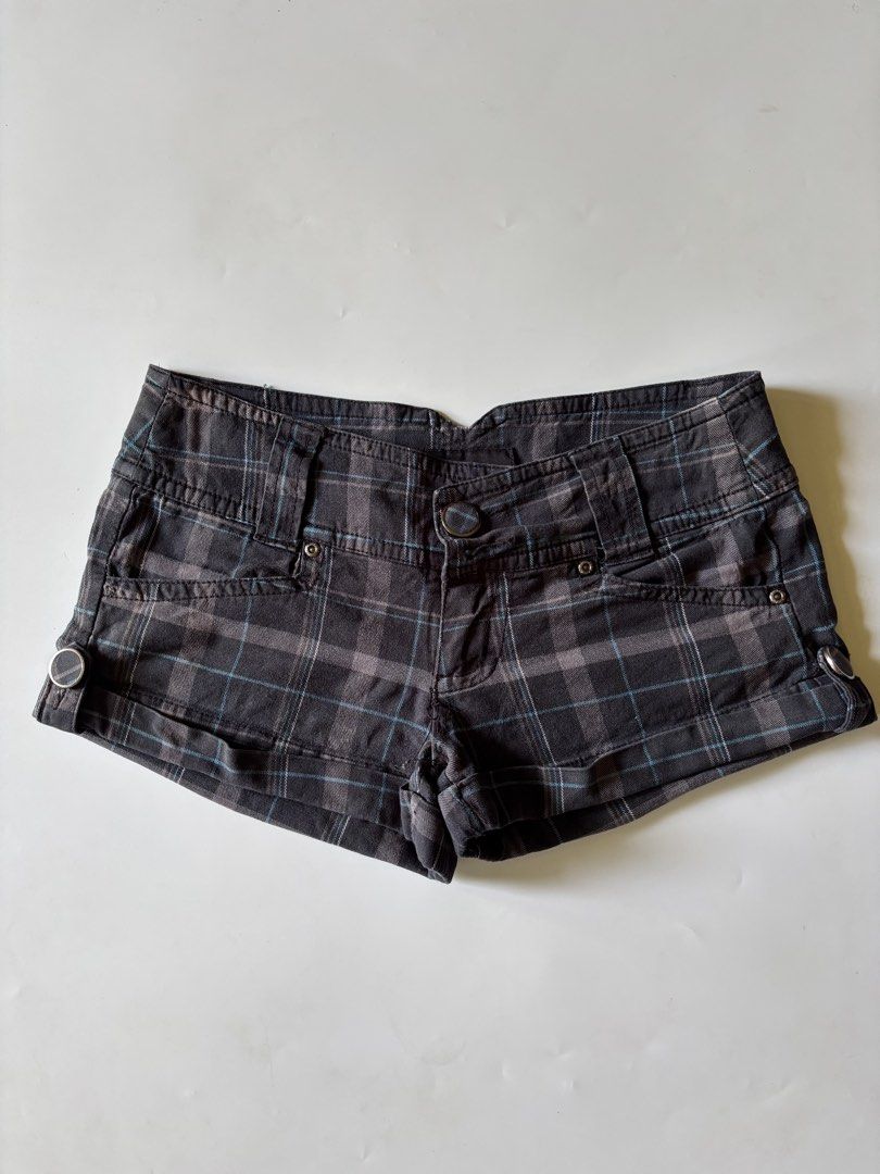 ‘Bongo’ Y2K low rise plaid micro shorts (Category: Shorts) located in Dumangas. Submitted by lavish.ph_igshop (Listing ID 1465445266, Image 1). Description: Size: W 30 | L 9 | R 8 | Opening 11.5 missing button.