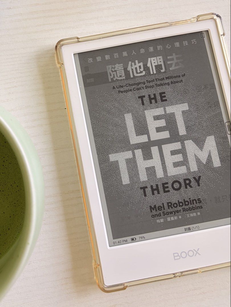 BOOX E-Reader （分類：電子書閱讀器）位於 Hong Kong。 由 beansbeanss 提交（商品編號 1465494796，圖片 2）。簡介： BOOX 6" poke 4 Lite (white) 150 g 極致輕薄 入門級 6’‘ 開放式電子閱讀器 解析度 758 x 1024 ( 212 dpi ) 高通驍龍 2.0 GHz 四核 處理器 Android 11 系統 ( Google Play) 2GB RAM + 16GB ROM 可調節色溫閱讀前燈 Wi-Fi 2.4 G & 5G+藍芽 5.0 Type-C 埠 ( 支持 OTG ) 7.1 mm 超薄機身 螢幕有輕微花 運作正常 叉電正常 想upgrade買另一部所以放。