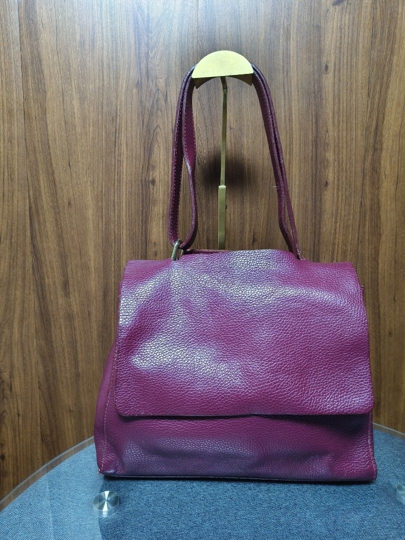 Borse in Pelle Pebbled Leather Shoulder Bag (Category: Tote Bags) located in Baguio. Submitted by PreiLoveMaria (Listing ID 1465515088, Image 2). Description: Borse in Pelle Pebbled Leather Shoulder Bag Classic Italian Craftmanship ​Add a rich pop of color to your wardrobe with this stunning burgundy leather shoulder bag. Crafted in Italy from premium pebbled leather with a structured flap-top design and classic hardware, it combines timeless ele