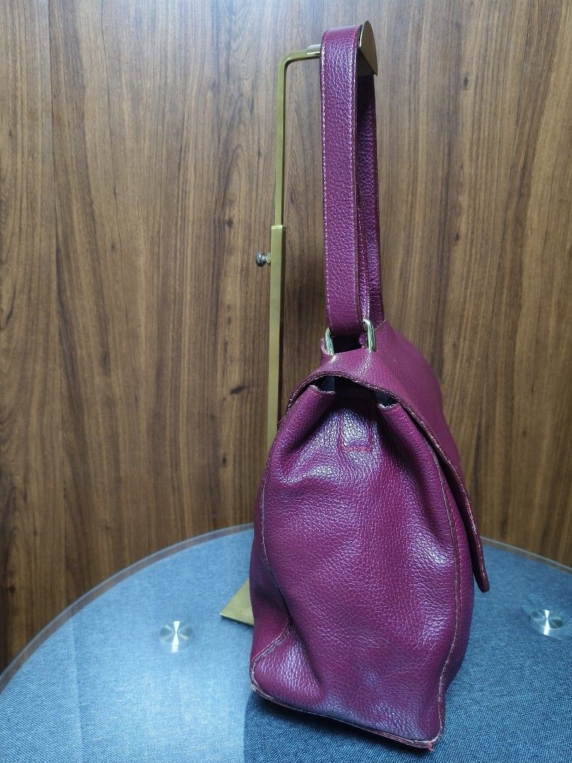 Borse in Pelle Pebbled Leather Shoulder Bag (Category: Tote Bags) located in Baguio. Submitted by PreiLoveMaria (Listing ID 1465515088, Image 3). Description: Borse in Pelle Pebbled Leather Shoulder Bag Classic Italian Craftmanship ​Add a rich pop of color to your wardrobe with this stunning burgundy leather shoulder bag. Crafted in Italy from premium pebbled leather with a structured flap-top design and classic hardware, it combines timeless ele