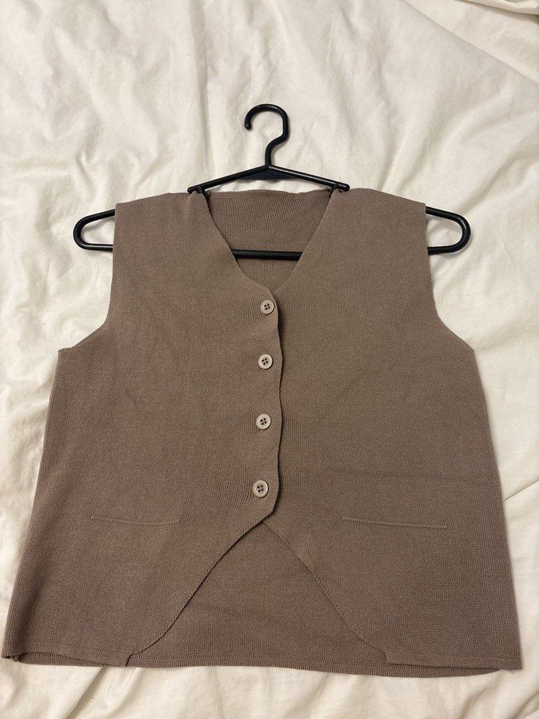 Branded clothes (Category: Shirts) located in San Juan City. Submitted by tropicbling (Listing ID 1465438557, Image 1). Description: ₱50-₱250 size: XS-med .
