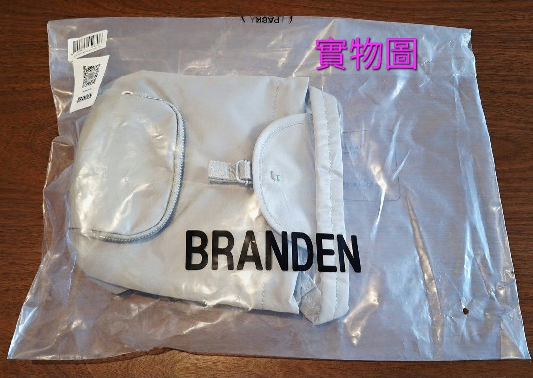 BRANDEN 灰白色多用迷你背包斜孭袋 （分類：多用途袋）位於 Hong Kong。 由 epicwolf_786633 提交（商品編號 1465428560，圖片 3）。簡介： BRANDEN灰白色迷你背包，可當斜孭袋或者背囊用，百變造型。尺寸16.5 x 20 x 10厘米，容量3.3升，勁輕得220克。100%尼龍防水布料，仲有RFID防盜袋，出街旅行都好啱使。間隔分明，放到相機同小物。全新。。