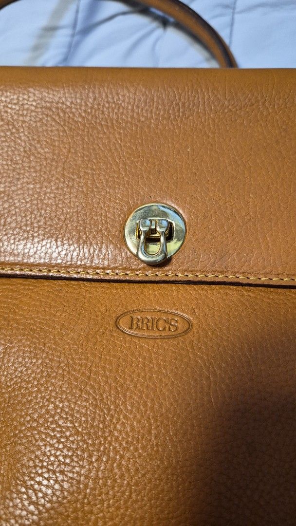 Bric's Brown Leather Tote Shoulder Bag (Category: Luxury Bags & Wallets) located in Baguio. Submitted by jhaz_bags (Listing ID 1465506251, Image 1). Description: no rubs italy vag no flaws.
