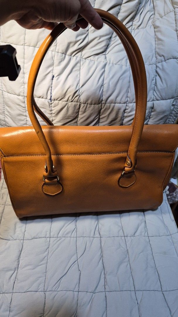 Bric's Brown Leather Tote Shoulder Bag (Category: Luxury Bags & Wallets) located in Baguio. Submitted by jhaz_bags (Listing ID 1465506251, Image 3). Description: no rubs italy vag no flaws.