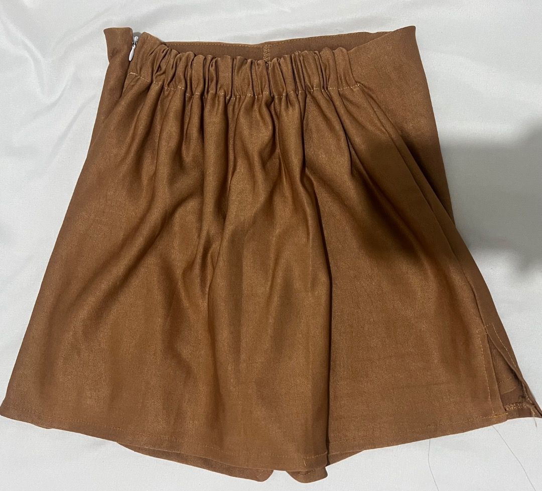 Brown Skort (Category: Skirts) located in Caloocan City. Submitted by classicsale (Listing ID 1465427844, Image 2). Description: Skort Size: Can fit XS-S Price: Php 90 + Shipping fee Payment: Gcash / Maya Shipping: LBC / Grab Express / J&T (dm for more options or details) DM FOR MORE INFO.