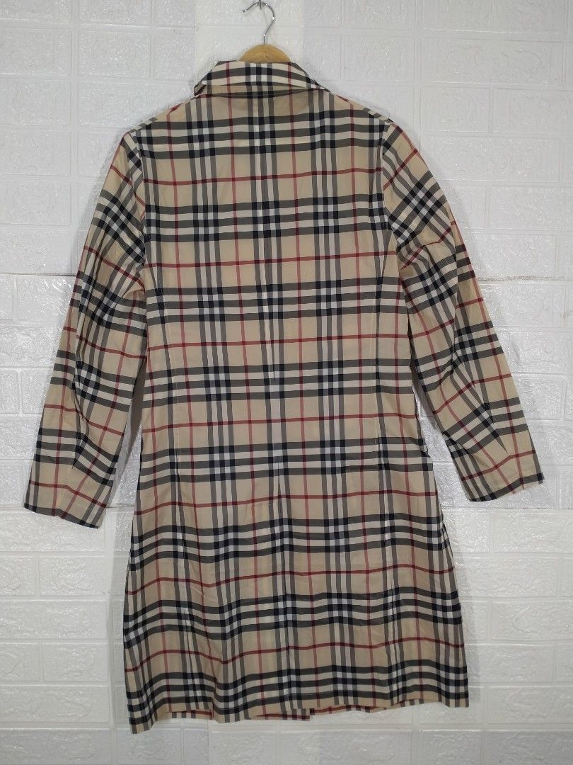 Burberry Jacket (Category: Coats, Jackets and Outerwear) located in Baguio. Submitted by dansteals (Listing ID 1465492028, Image 2). Description: 39 X 20 MEDIUM.