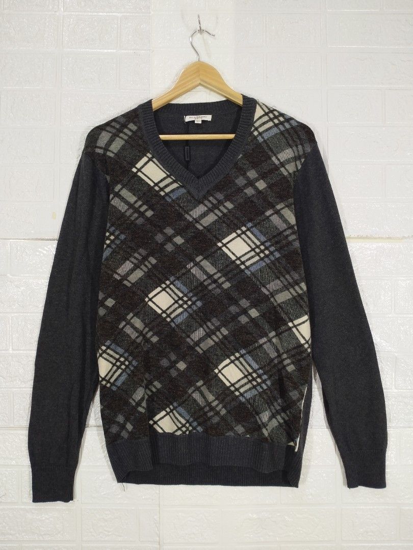 BURBERRY KNIT LONG SLEEVE (Category: Coats, Jackets and Outerwear) located in Baguio. Submitted by dansteals (Listing ID 1465491516, Image 1). Description: 28 x 20 MEDIUM.