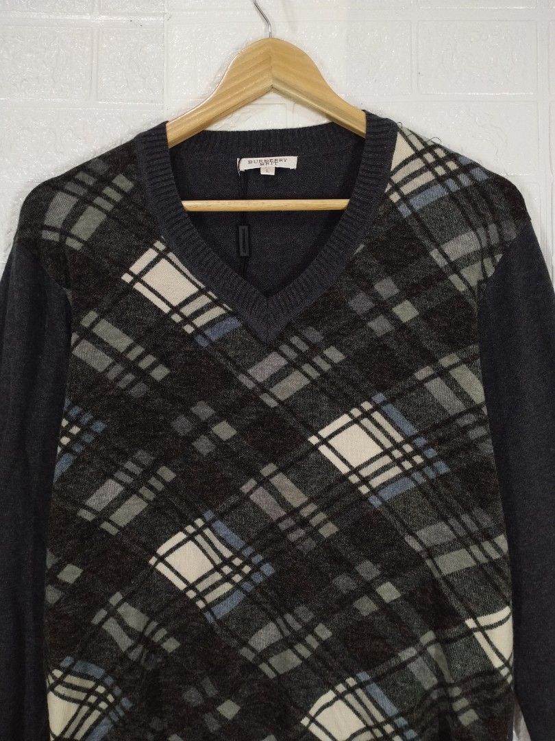 BURBERRY KNIT LONG SLEEVE (Category: Coats, Jackets and Outerwear) located in Baguio. Submitted by dansteals (Listing ID 1465491516, Image 2). Description: 28 x 20 MEDIUM.