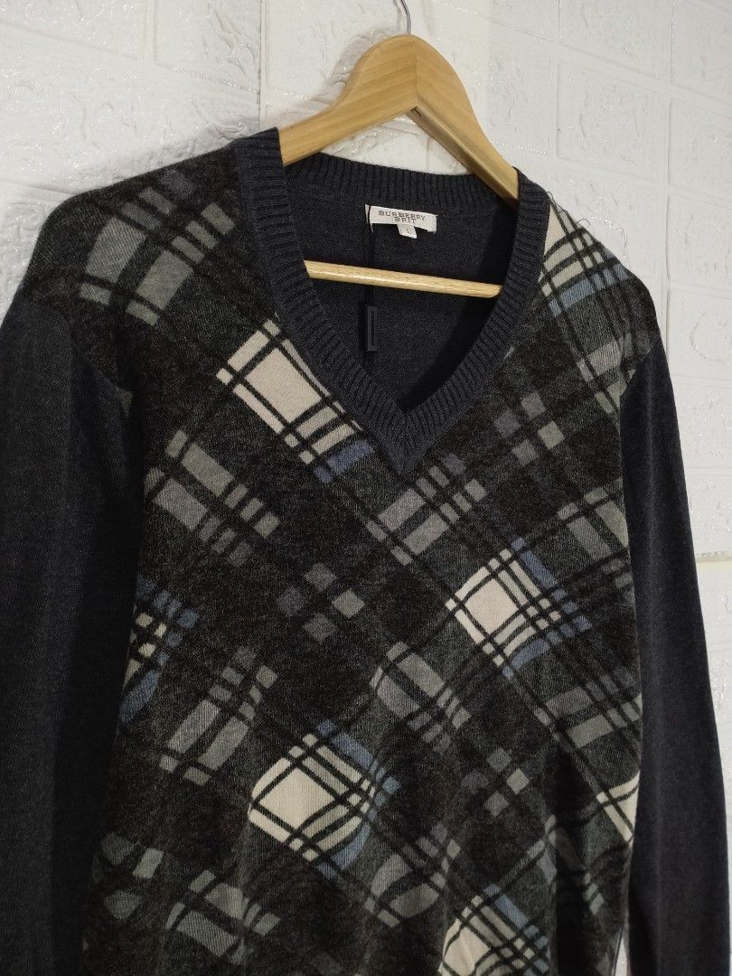 BURBERRY KNIT LONG SLEEVE (Category: Coats, Jackets and Outerwear) located in Baguio. Submitted by dansteals (Listing ID 1465491516, Image 3). Description: 28 x 20 MEDIUM.