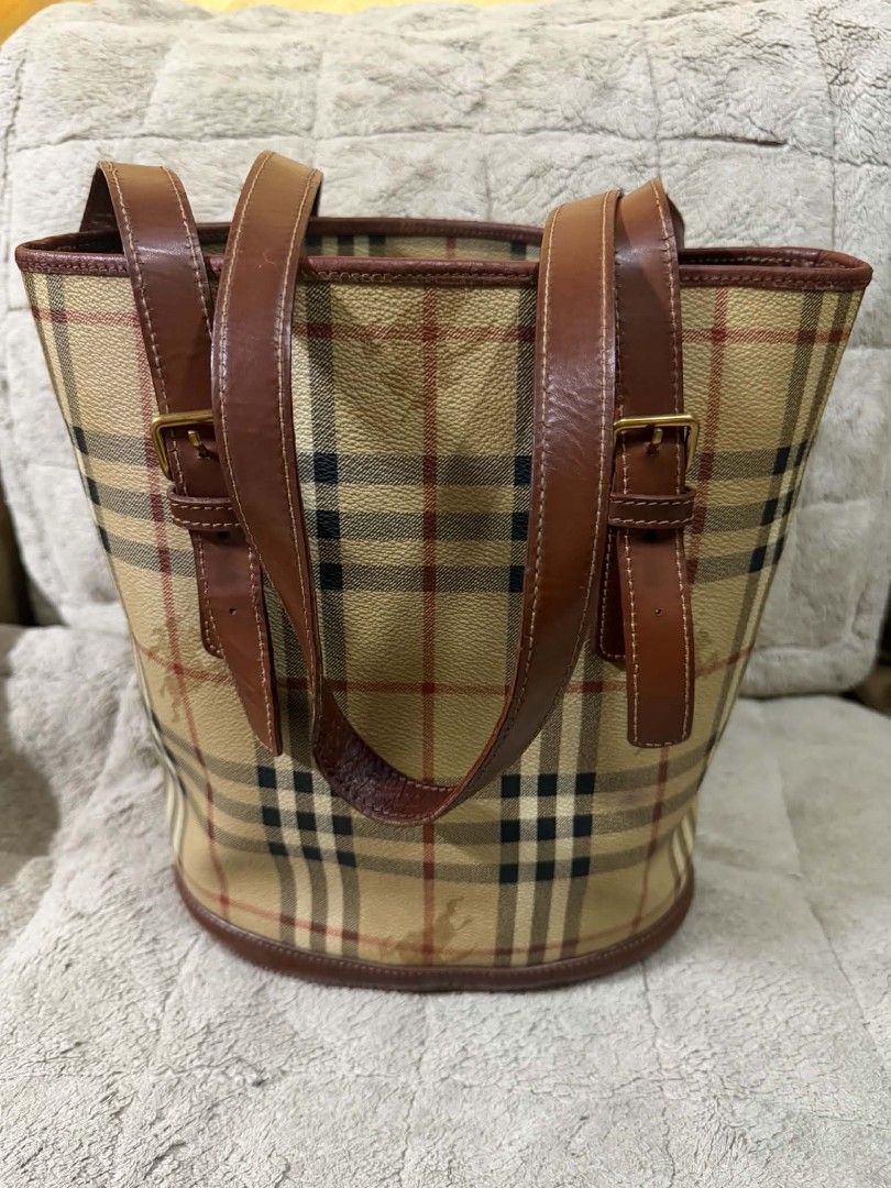 Burberry shoulder bag (Category: Luxury Bags & Wallets) located in Manila. Submitted by geeahnne (Listing ID 1465389830, Image 1). Description: Burberry shoulder bag.