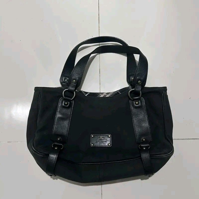 BURBERRY SHOULDER BAG (Category: Luxury Bags & Wallets) located in Marikina City. Submitted by veenluke (Listing ID 1465391472, Image 1). Description: PM SA DETAILS -Condition 9.5/10 -Color Rate 9/10 -Excellent Condition Color may vary due to lightning Very Presentable when Worn Pm/Dm Loc: Pandi bulacan Lala move, J&T Courier Express.