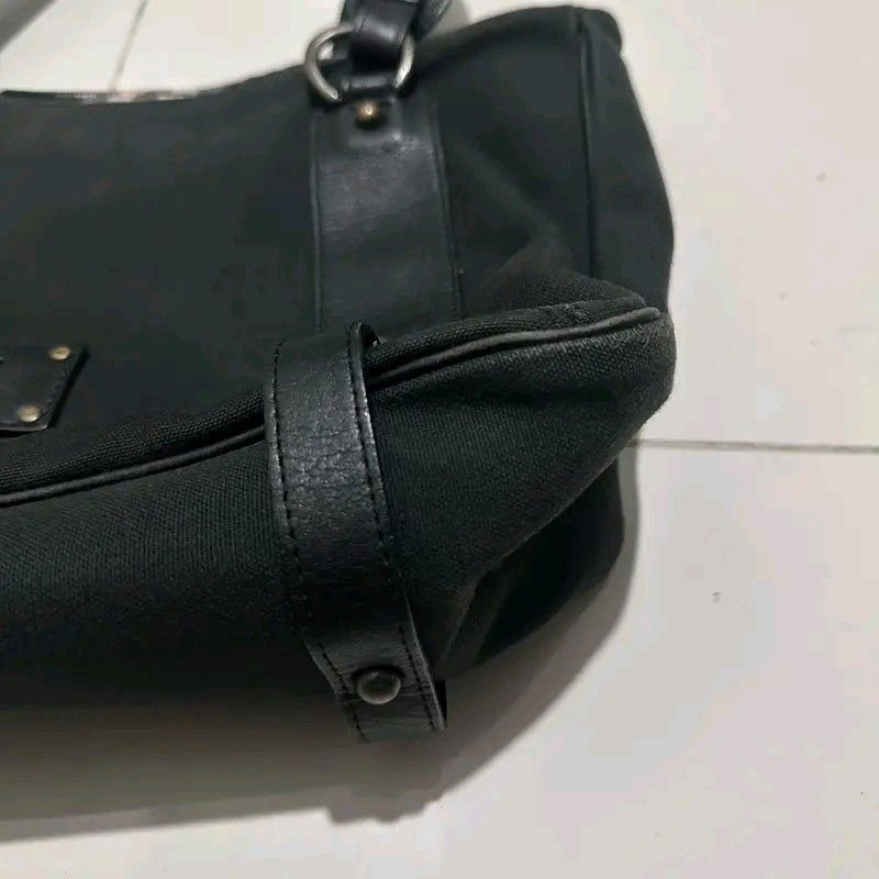 BURBERRY SHOULDER BAG (Category: Luxury Bags & Wallets) located in Marikina City. Submitted by veenluke (Listing ID 1465391472, Image 3). Description: PM SA DETAILS -Condition 9.5/10 -Color Rate 9/10 -Excellent Condition Color may vary due to lightning Very Presentable when Worn Pm/Dm Loc: Pandi bulacan Lala move, J&T Courier Express.
