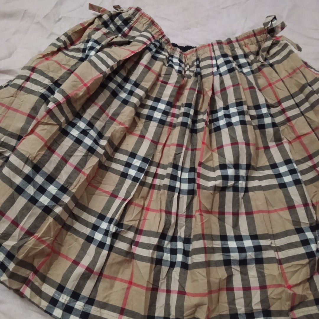 Burberry skirt (Category: Skirts) located in Manila. Submitted by tcbukay_zxc25 (Listing ID 1465490873, Image 2). Description: Burberry skirt excellent.