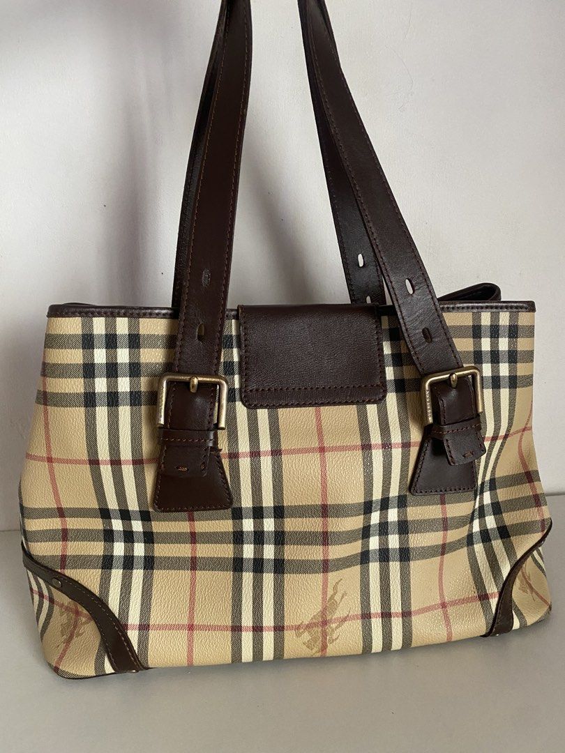 Burberry tote (Category: Luxury Bags & Wallets) located in Valenzuela. Submitted by leneluxe (Listing ID 1465443184, Image 2). Description: Vintage Burberry tote bag Pvc &Leather material Good condition No flaws Minimal signs of use only.