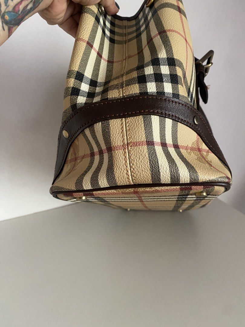 Burberry tote (Category: Luxury Bags & Wallets) located in Valenzuela. Submitted by leneluxe (Listing ID 1465443184, Image 3). Description: Vintage Burberry tote bag Pvc &Leather material Good condition No flaws Minimal signs of use only.